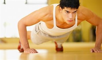 Ein Mann führt eine Gymnastikübung mit chronischer Prostatitis durch