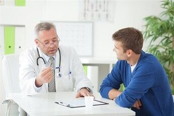 Urologe konsultiert einen Patienten mit chronischer Prostatitis